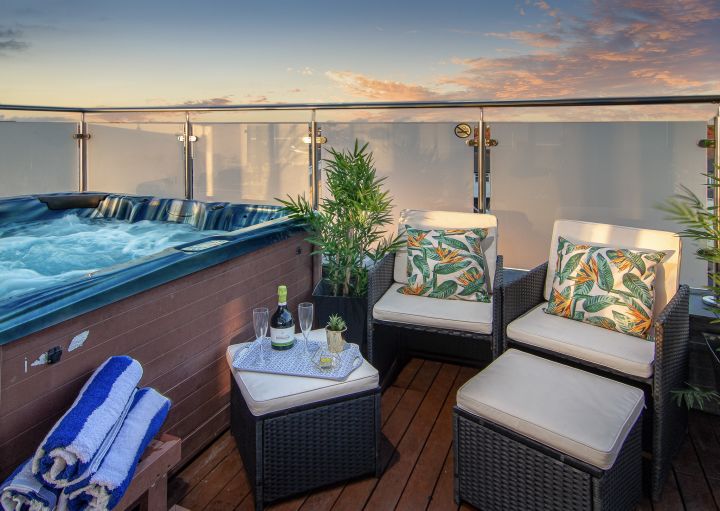 Stunning group stay near Blackpool w/panoramic sea views, hot tub